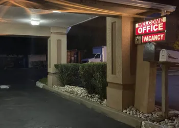 Travelers Inn hotel thumbnail 2