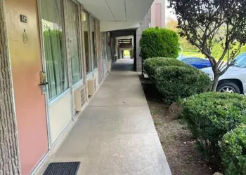 Travelers Inn hotel thumbnail 7