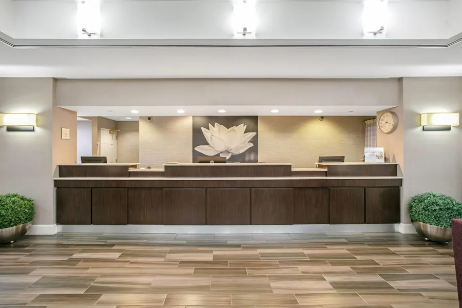La Quinta Inn & Suites by Wyndham DFW Airport South / Irving hotel detail image 2