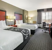 La Quinta Inn & Suites by Wyndham DFW Airport South / Irving hotel detail image 5