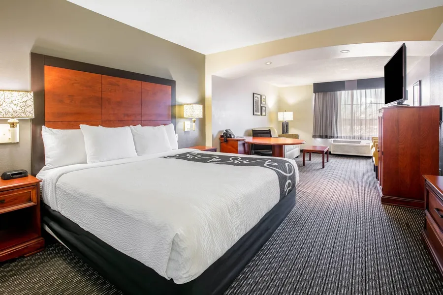 La Quinta Inn & Suites by Wyndham DFW Airport South / Irving hotel detail image 6