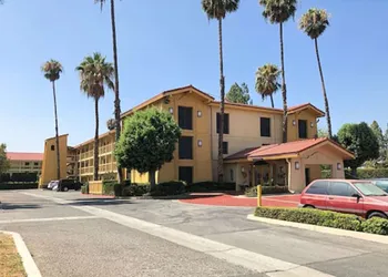 Super 8 By Wyndham San Bernardino hotel thumbnail 2