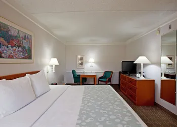Super 8 By Wyndham San Bernardino hotel thumbnail 7