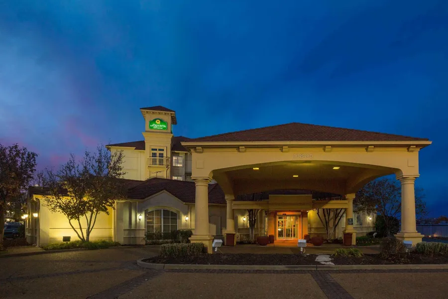 La Quinta Inn & Suites by Wyndham St. Louis Westport hotel detail image 2