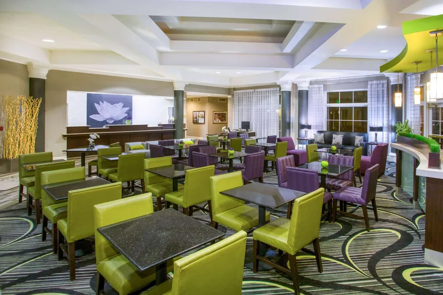 La Quinta Inn & Suites by Wyndham St. Louis Westport hotel detail image 6