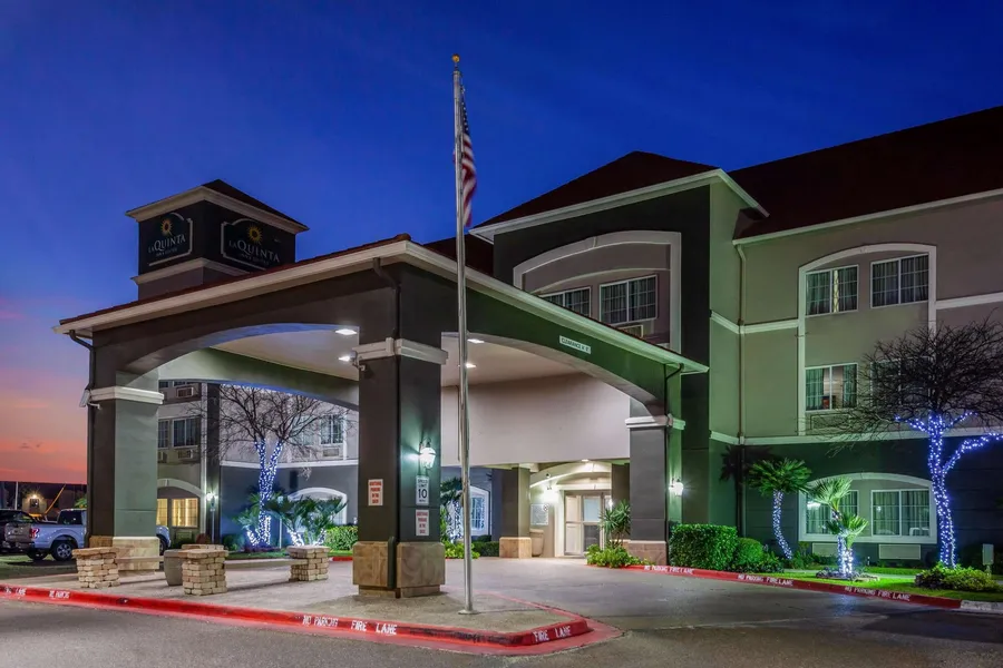 La Quinta Inn & Suites by Wyndham Laredo Airport hotel detail image 2