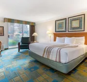 La Quinta Inn & Suites by Wyndham Redding hotel detail image 7