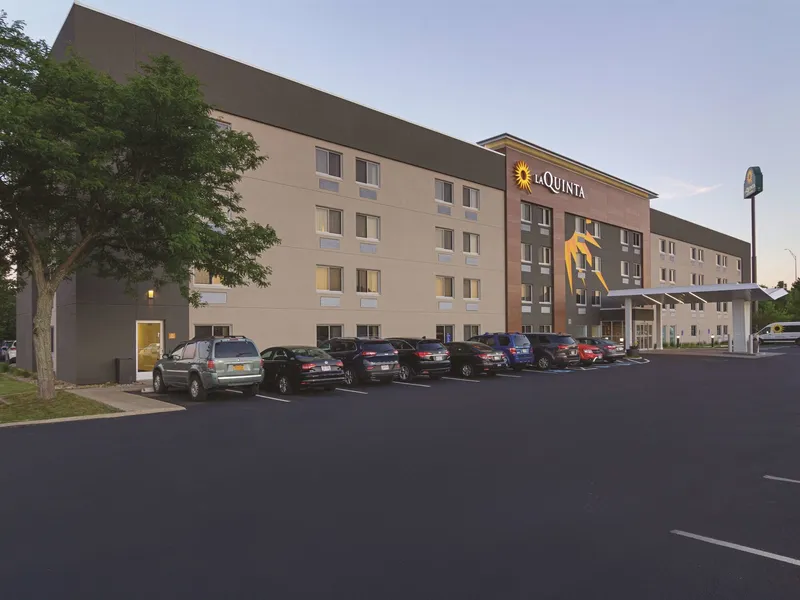 La Quinta Inn & Suites by Wyndham Cleveland - Airport North hotel detail image 2