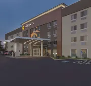 La Quinta Inn & Suites by Wyndham Cleveland - Airport North hotel detail image 3