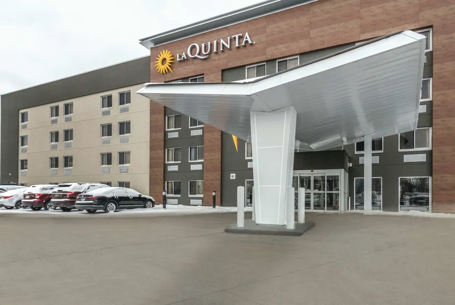 La Quinta Inn & Suites by Wyndham Cleveland - Airport North hotel detail image 6
