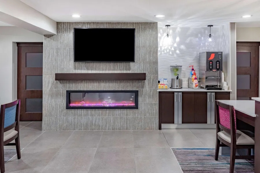 La Quinta Inn & Suites by Wyndham Houston Southwest hotel detail image 6