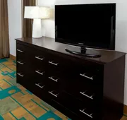 La Quinta Inn & Suites by Wyndham Milwaukee Bayshore Area hotel detail image 7