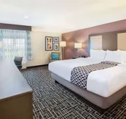 La Quinta Inn & Suites by Wyndham Cincinnati Airpt Florence hotel detail image 7