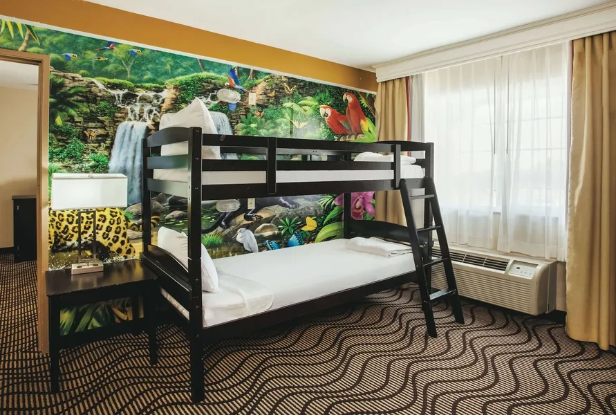 La Quinta Inn & Suites by Wyndham Carlsbad - Legoland Area hotel detail image 6