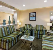 La Quinta Inn & Suites by Wyndham Sawgrass hotel detail image 3