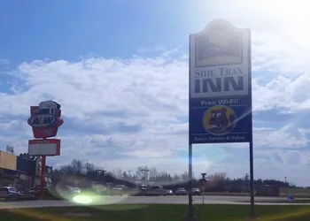 Side Trax Inn hotel thumbnail 3