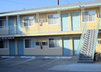 Western Inn & Suites hotel thumbnail 4