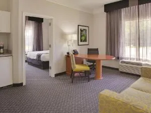 La Quinta Inn & Suites by Wyndham Houston West Park 10 hotel thumbnail 2