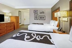 La Quinta Inn & Suites by Wyndham Houston West Park 10 hotel thumbnail 3