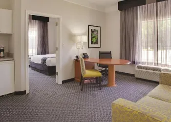 La Quinta Inn & Suites by Wyndham Houston West Park 10 hotel thumbnail 3