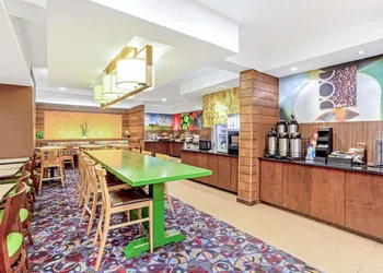 La Quinta Inn & Suites by Wyndham Manassas Battlefield hotel thumbnail 5