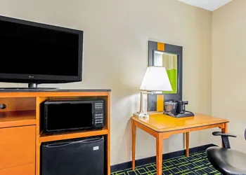 La Quinta Inn & Suites by Wyndham Manassas Battlefield hotel thumbnail 8