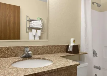 Quality Inn Jackson North hotel thumbnail 7