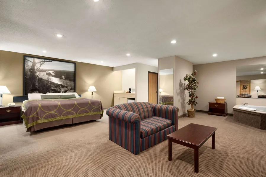 Super 8 by Wyndham Green Bay I-43 Bus. Park hotel detail image 6