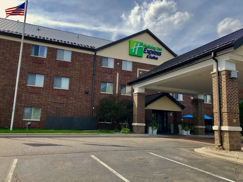 Holiday Inn Express Hotel & Suites St. Paul-Woodbury by IHG hotel detail image 2