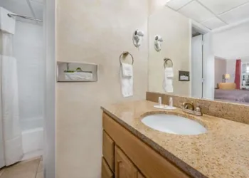 Howard Johnson by Wyndham Burlington hotel thumbnail 4