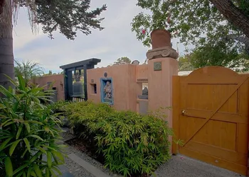 Les Artistes Inn hotel thumbnail 2