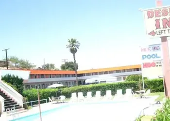 Desert Inn Motel hotel thumbnail 2