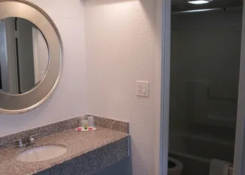 Travel Inn & Suites hotel thumbnail 8