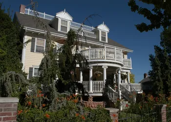 Big Yellow Inn hotel thumbnail 2