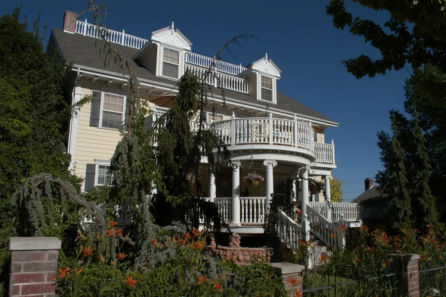 Big Yellow Inn hotel detail image 2