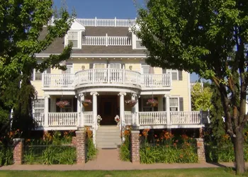 Big Yellow Inn hotel thumbnail 3