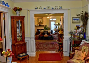 Big Yellow Inn hotel thumbnail 4