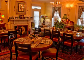 Big Yellow Inn hotel thumbnail 6