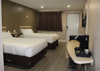 Super 8 by Wyndham Niagara Falls ON hotel thumbnail 2