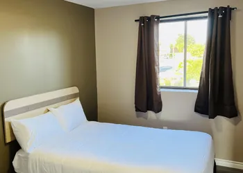 Super 8 by Wyndham Niagara Falls ON hotel thumbnail 5
