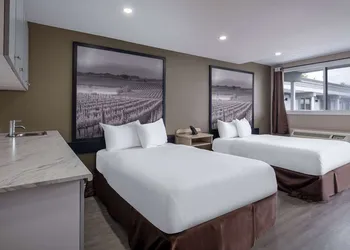 Super 8 by Wyndham Niagara Falls ON hotel thumbnail 6