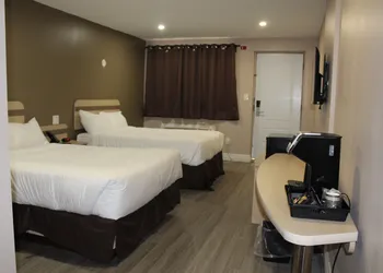 Super 8 by Wyndham Niagara Falls ON hotel thumbnail 2
