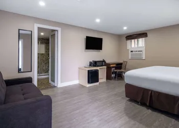 Super 8 by Wyndham Niagara Falls ON hotel thumbnail 7