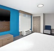 Holiday Inn Express & Suites Milwaukee Nw Park Place by IHG hotel detail image 5