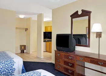 Days Inn by Wyndham Newport News hotel thumbnail 2