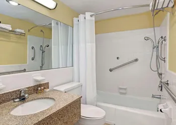 Days Inn by Wyndham Newport News hotel thumbnail 5