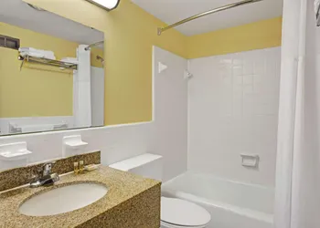 Days Inn by Wyndham Newport News hotel thumbnail 6