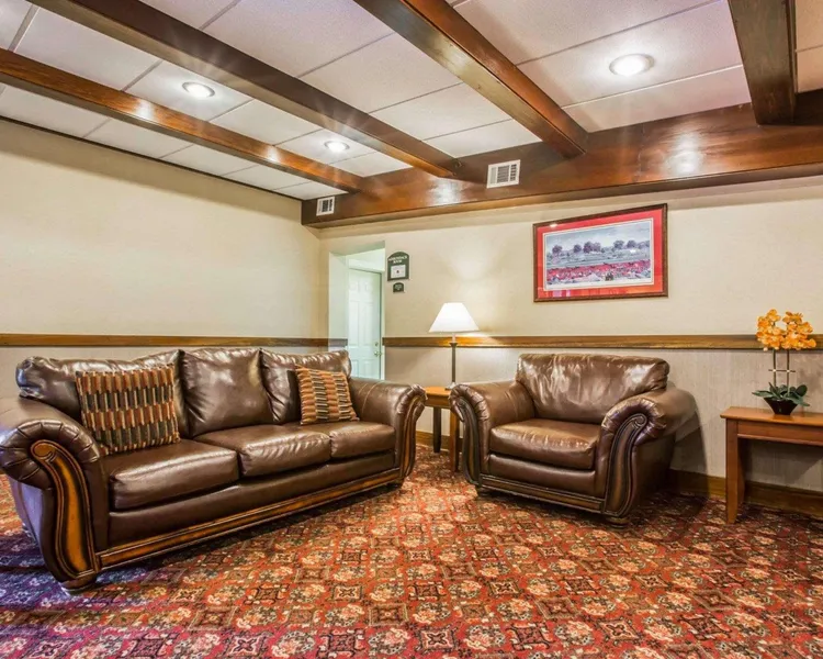 Clarion Inn & Suites at the Outlets of Lake George hotel detail image 2