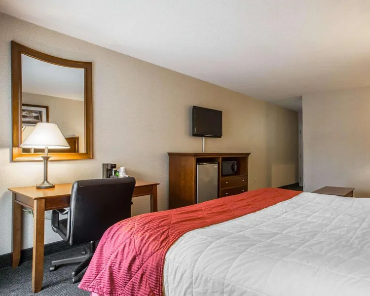 Clarion Inn & Suites at the Outlets of Lake George hotel detail image 6