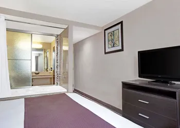 Days Inn by Wyndham Jamaica / JFK Airport hotel thumbnail 8